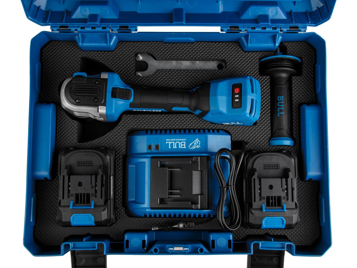 Шлифмашина угловая (болгарка) аккумуляторная BULL CSG 1812-1 SR Xcase XLTpro (2 АКБ,  6 А-ч)